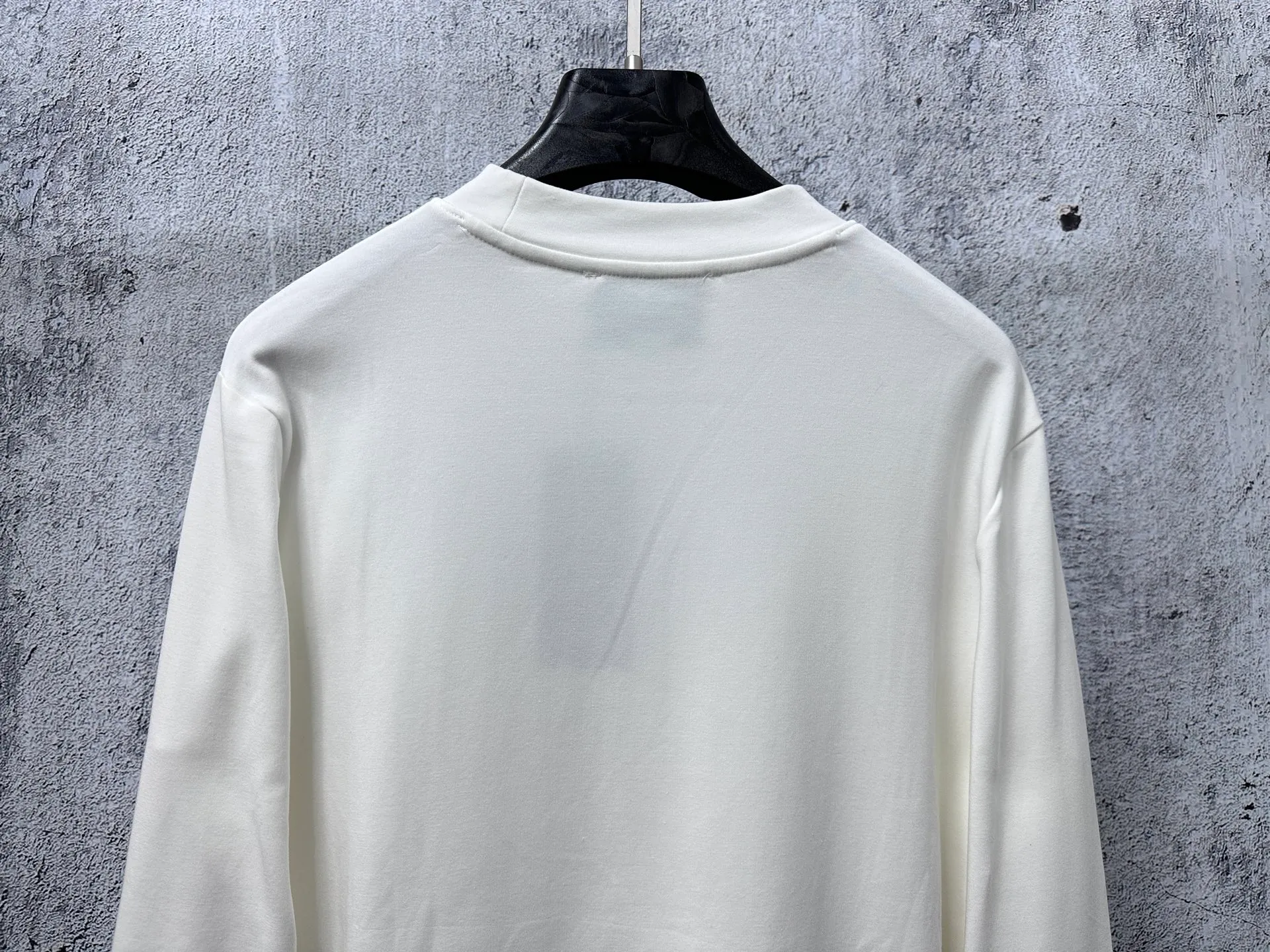 P290 【Dior】Dior half turtleneck embroidered logo plus velvet long-sleeved bottoming shirt with logo pattern embroidery design! The imported high-density double-sided stretch cotton fabric is not stiff and has a rich three-dimensional feel overall. It is a quality export order that meets the simple needs of commuters for dressing. The upper body effect is very good. It is not picky about body shapes and is the same for men and women. Size: S-2XL